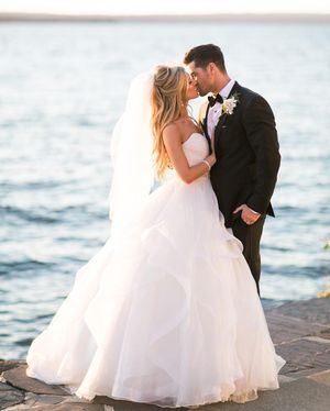 Image post by @theknot on Instagram