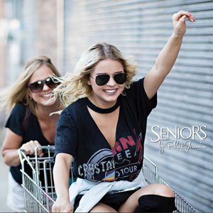Image post by @seniorsbyphotojeania on Instagram