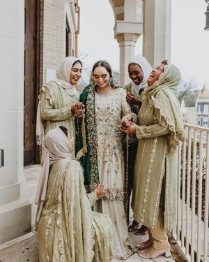 Image post by @thismodernlovephoto on Instagram