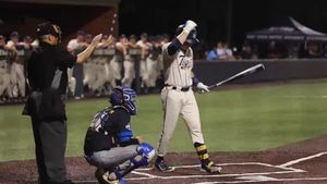 Video post by @etbu_baseball on Twitter