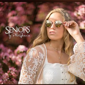 Image post by @seniorsbyphotojeania on Instagram