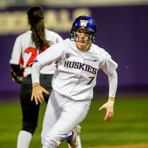 Image post by @uwsoftball on Instagram