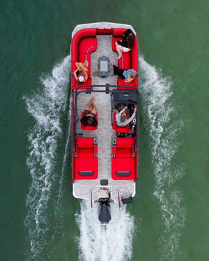 Image post by @crestpontoonboats on Instagram