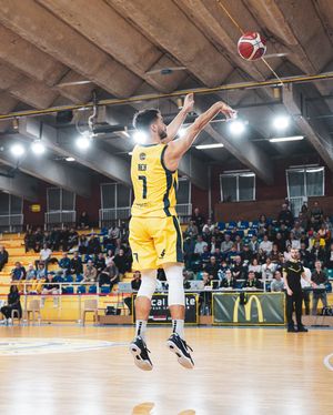 Image post by @usavignonpontetbasket on Instagram