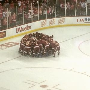 Image post by @du_hockey on Instagram