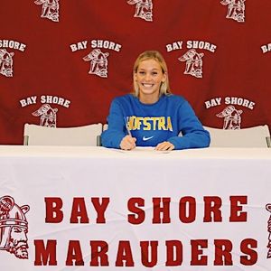 Image post by @hofstra_wlax on Instagram