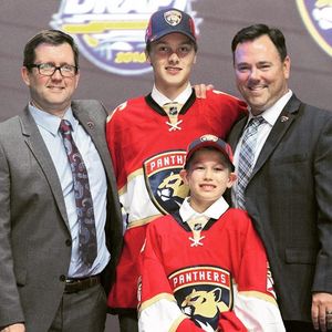 Image post by @du_hockey on Instagram