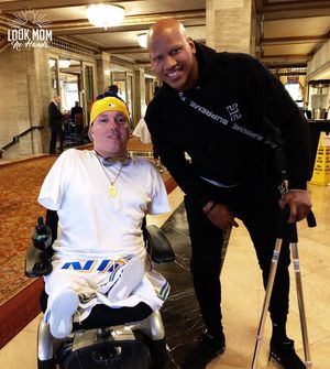 Image post by @lookmomnohands on Instagram