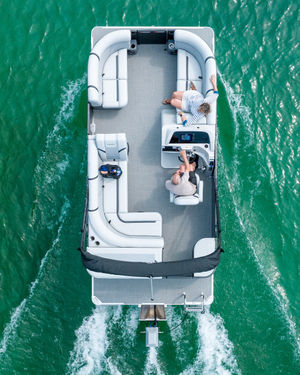 Image post by @crestpontoonboats on Instagram