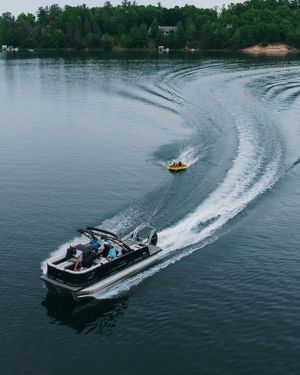 Image post by @crestpontoonboats on Instagram