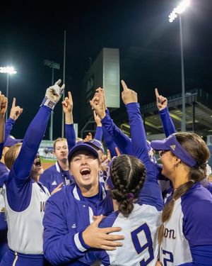 Image post by @uwsoftball on Instagram