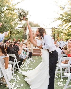 Image post by @theknot on Instagram