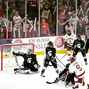 Image post by @du_hockey on Instagram