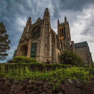 Image post by @ariannagrainey on Instagram