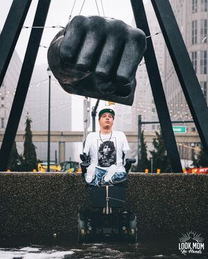 Image post by @lookmomnohands on Instagram