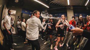 Image post by @LouisvilleWBB on Twitter