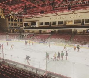 Image post by @du_hockey on Instagram