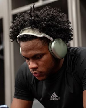 Image post by @uw_mbb on Instagram