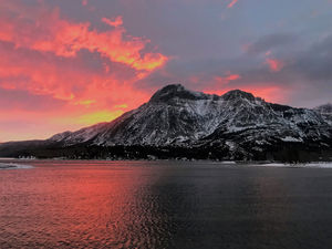 Image post by @WatertonLakesNP on Twitter