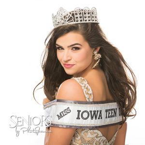 Image post by @seniorsbyphotojeania on Instagram