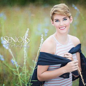 Image post by @seniorsbyphotojeania on Instagram