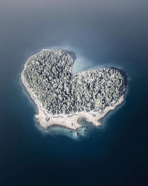 Image post by @themainemag on Instagram