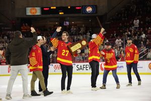Image post by @du_hockey on Instagram