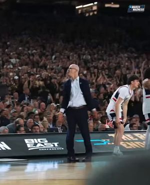 Video post by @NaismithTrophy on Twitter