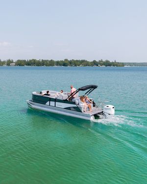 Image post by @crestpontoonboats on Instagram