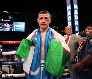 Image post by @MatchroomBoxing on Twitter