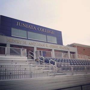 Image post by @juniatawlax on Instagram