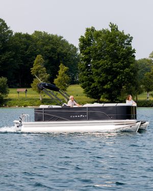 Image post by @crestpontoonboats on Instagram