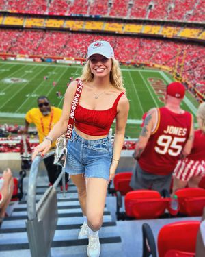 Image post by @hayleylewis_sports on Instagram