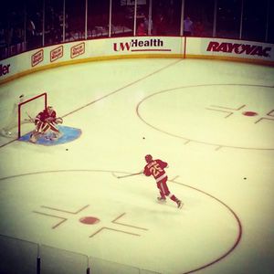 Image post by @du_hockey on Instagram