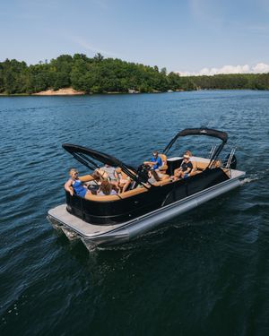 Image post by @crestpontoonboats on Instagram