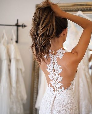 Image post by @theknot on Instagram