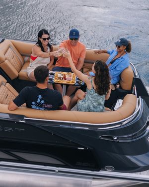 Image post by @crestpontoonboats on Instagram