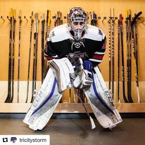 Image post by @du_hockey on Instagram