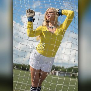 Image post by @seniorsbyphotojeania on Instagram