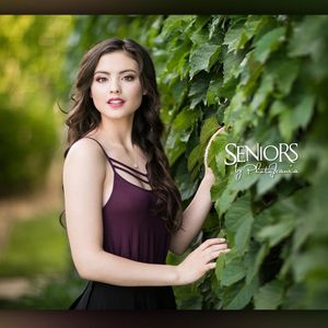 Image post by @seniorsbyphotojeania on Instagram