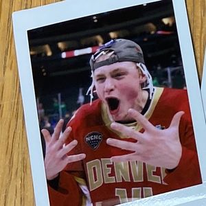 Image post by @du_hockey on Instagram