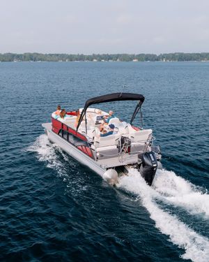 Image post by @crestpontoonboats on Instagram