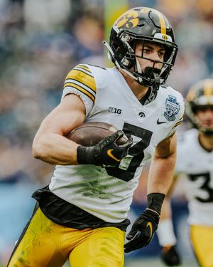 Image post by @HawkeyeFootball on Twitter