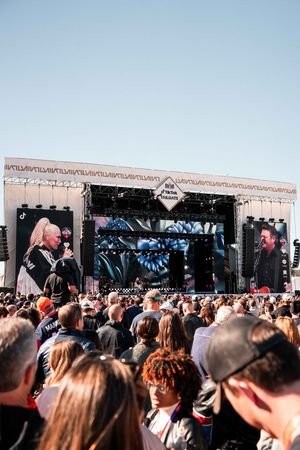 Image post by @gwenstefani on Twitter