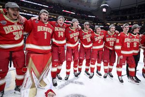 Image post by @du_hockey on Instagram