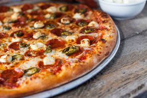 Image post by @parryspizzacoloradosprings on Facebook