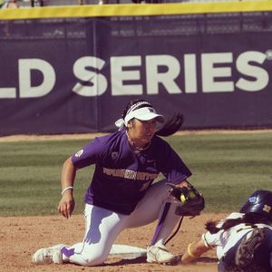 Image post by @uwsoftball on Instagram
