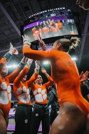 Image post by @ClemsonGym on Twitter