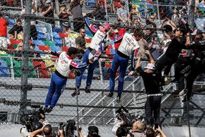 Image post by @heliocastroneves on Instagram