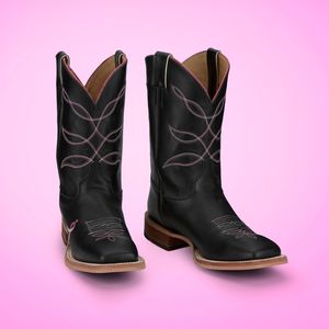 Image post by @justinboots_ on Instagram
